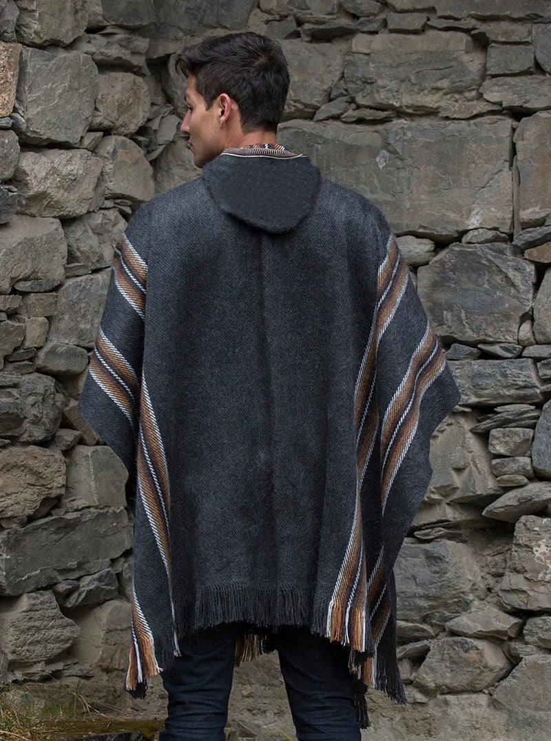 Poncho gris oscuro con capucha y líneas cafés