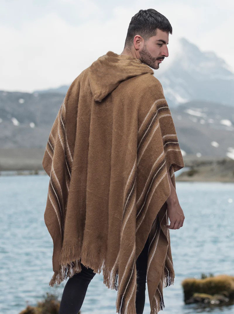 Brauner mit Kapuze Alpaka Poncho Montebajo